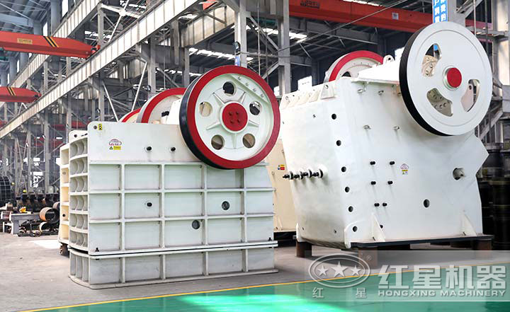 顎式破碎機(jī)實(shí)拍圖，型號(hào)多樣，價(jià)格在10-80萬(wàn)之間